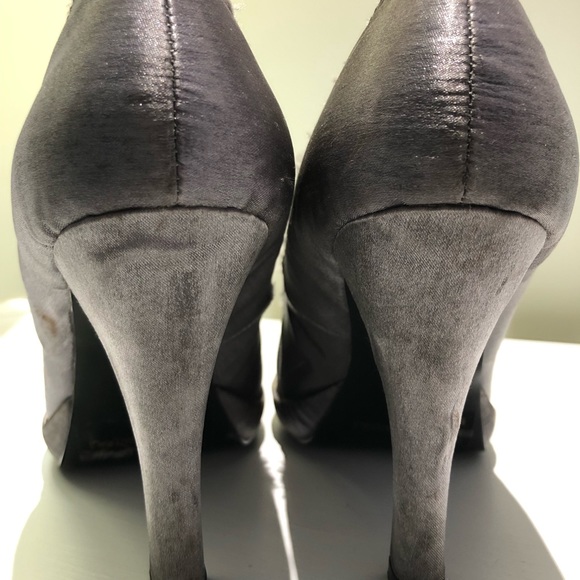 Metallic, gray satin heels 👠 - Picture 3 of 9